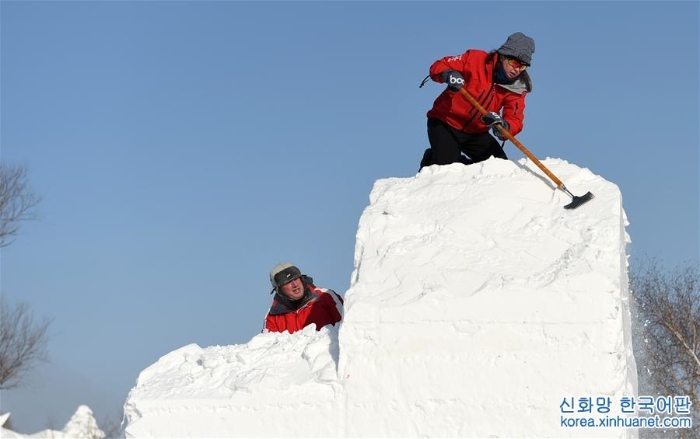 （社会）（1）哈尔滨：国际雪雕比赛开铲